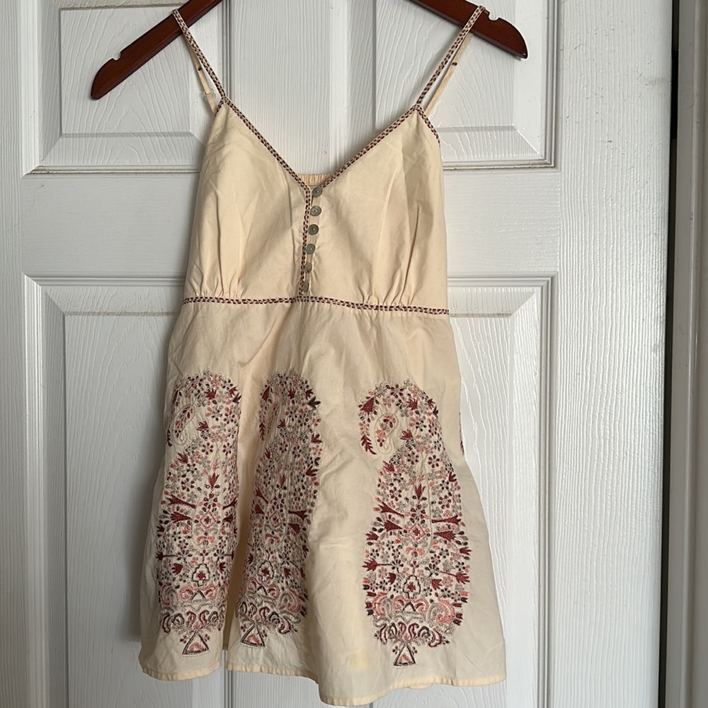 Ritu Kumar
Label Off White Sweetheart Neck Shoulder Strap Floral Paisley S